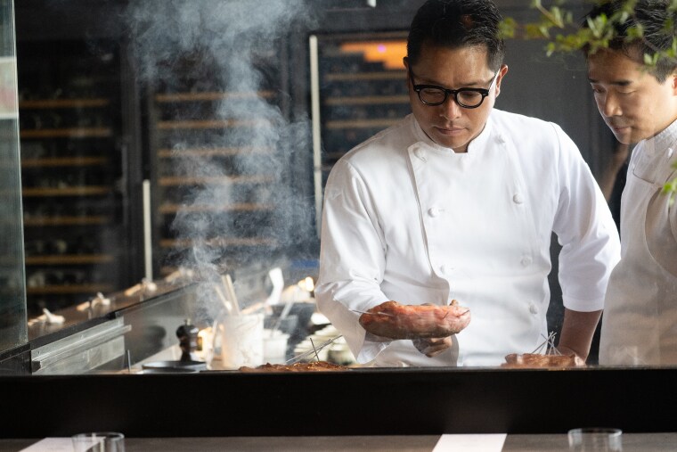 炭火で焼く香りが店内に漂い  にしぶち中華”に高まる期待